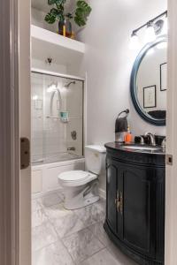 诺克斯维尔Jolene's Hideout的一间带卫生间、水槽和镜子的浴室