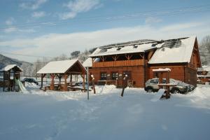 多尔尼洛玛纳日兹哈克兹克宾馆的前方的小木屋,地面上积雪