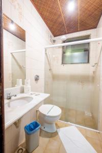 新弗里堡珠峰酒店的一间带卫生间和水槽的浴室
