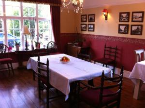霍尔比奇Elloe Lodge的一间配备有白色桌椅的用餐室