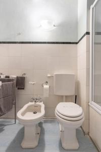 帕多瓦Residence dei Frutti pieno centro - Il Melograno的白色的浴室设有卫生间和坐浴盆。