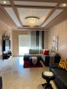 NouaceurBig luxury apartment near airport的带沙发和吊灯的客厅