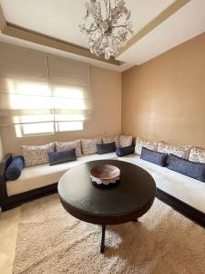 Big luxury apartment near airport的休息区