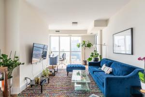 多伦多多伦多市中心云9公寓的客厅配有蓝色沙发