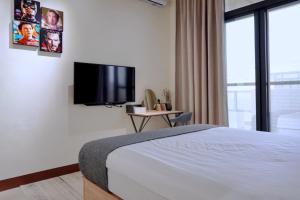 Huxi侣寓 RUN aWAY guesthouse 的一间卧室配有一张床和一台平面电视