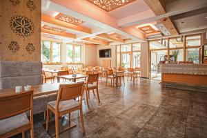 扎科帕内Villa Cannes Resort Zakopane - grota solna, sauna fińska的餐厅设有桌椅和窗户。