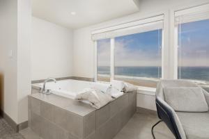 林肯市Surfland Hotel的海景客房内的浴缸