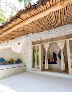 江比阿Sharazad Oasis Retreat的一间位于带窗户和屋顶的房子的卧室