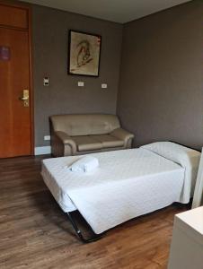 库里提巴圣胡安皇家酒店的酒店客房,配有两张床和椅子