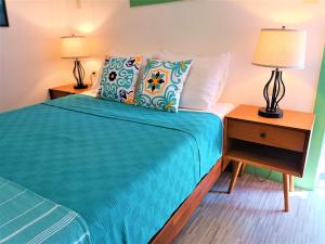 别克斯Lazy Guesthouse的一间卧室配有一张床和一个带两盏灯的床头柜。