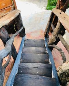 蓬塔露奇亚Rustic House Punta Rucia的通往木板凳的木楼梯