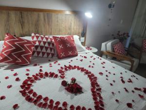 奥兰布拉Chalé no campo的红玫瑰制成的心床