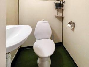 SvängstaHoliday home SVÄNGSTA II的浴室配有白色卫生间和盥洗盆。