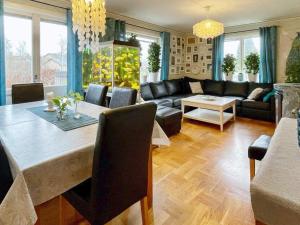 SvängstaHoliday home SVÄNGSTA II的客厅配有桌子和沙发