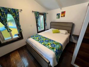 库尔克岛Colinda Cabanas的一间卧室设有一张床和一个窗口