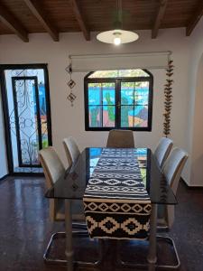 戈多伊克鲁斯PORTAL ANDINO的用餐室配有桌椅和彩色玻璃窗