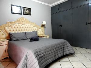 波罗瓜尼ZUCH Accommodation at Pafuri Self Catering - Guest Apartment的一间卧室配有一张大床和大床头板