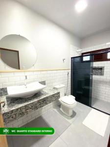 博尼托绿意盎然乡间宾馆的一间带水槽、卫生间和镜子的浴室