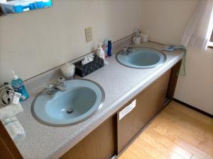妙高Guesthouse Aozora - Vacation STAY 07247v的一间客房内带两个盥洗盆的浴室