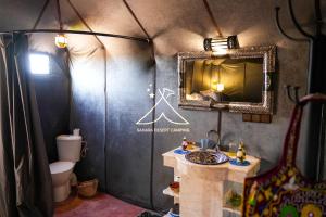 伊尔富德Sahara Desert Camping Merzouga & Erg Chebbi Dunes的一间带水槽、镜子和卫生间的浴室