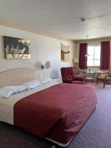 GreybullWheels Motel的酒店客房设有床和客厅。