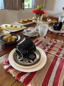 阿拉亚尔达茹达Pousada Anacã的一张桌子,上面放有盘子和烤面包机