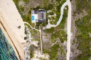 Big Ambergris CayAmbergris Cay Private Island All Inclusive - Island Hopper Flight Included的海滩上房屋的空中景致