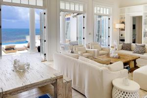 Big Ambergris CayAmbergris Cay Private Island All Inclusive的客厅配有白色家具,享有海景。