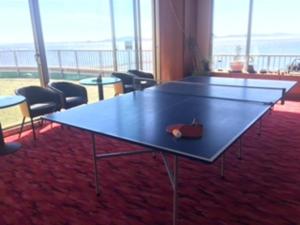 蒲郡市Hotel Mikawa Kaiyoukaku - Vacation STAY 90625v的一个带椅子的房间里一张乒乓球桌