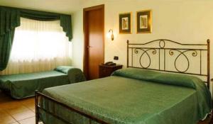 多米努丝酒店客房内的一张或多张床位