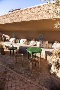 马拉喀什Riad Dar Beldia and Spa的天井配有沙发和桌椅
