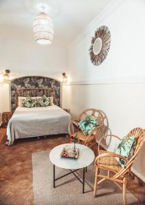 马拉喀什Riad Dar Beldia and Spa的一间卧室配有一张床铺、椅子和一张桌子