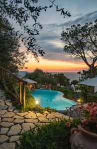 阿纳卡普里Penthouse Donna Carmela的一座享有日落美景的游泳池