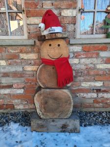 里托斯基挪威克Domceky Holiday的戴帽子和围巾的雪人雕像