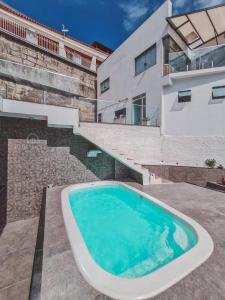 里约热内卢Suítes Luxo Marambaia- Epic House的房屋前的游泳池