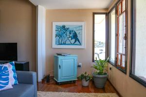 弗洛里亚诺波利斯Hostel Jardim das Bruxas 410的客厅设有蓝色橱柜和窗户。