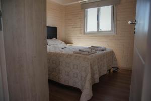 圣拉斐尔Martyniuk lodges entre viñedos的一间卧室配有一张床铺,床上有毯子