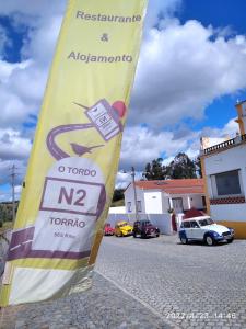 托朗Alojamento O Tordo的街道边的旗帜