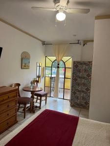 阿吉吉克卡萨布兰卡酒店的一间卧室配有一张床、一张桌子和一个窗户。