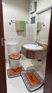 阿吉曼2 bedrooms new brand with amazing view的浴室配有卫生间、盥洗盆和浴缸。