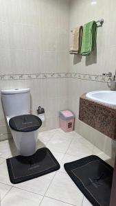 阿吉曼2 bedrooms new brand with amazing view的一间带卫生间和浴缸的浴室