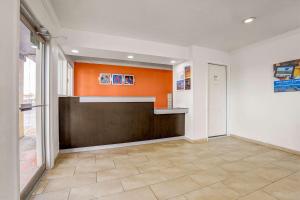 克洛维斯Motel 6-Clovis, NM的走廊上设有橙色和白色的墙壁