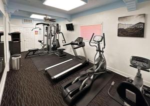 达拉斯Motel 6 Dallas TX Downtown的健身房设有两辆健身自行车和跑步机