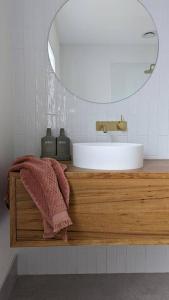 奥尔伯里Location & luxury 2BR 2 Bath的一间带水槽和镜子的浴室
