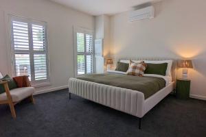 奥尔伯里Location & luxury 2BR 2 Bath的一间卧室设有一张大床和两个窗户。