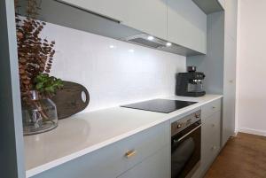奥尔伯里Location & luxury 2BR 2 Bath的厨房配有白色的柜台和炉灶烤箱。