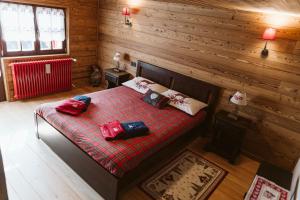 马库尼亚加Chalet La Balma的小屋内一间卧室的上方景色,配有一张床