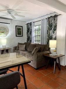 克朗角Reefside Villa的客厅配有沙发和桌子