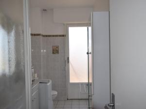 埃维昂莱班Appartement Évian-les-Bains, 2 pièces, 4 personnes - FR-1-498-72的一间带卫生间和窗户的浴室