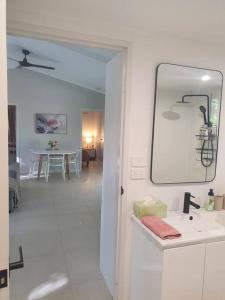 McMinns LagoonAdorable 2 bedroom unit, set in lush gardens的白色的浴室设有水槽和镜子